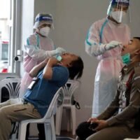 Beamte des Regierungsgebäudes unterziehen sich einem Nasenabstrich, während die Vorbereitungen für den Empfang des malaysischen Premierministers Ismail Sabri Yaakob im Gange sind