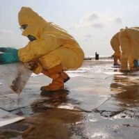 Beamte des Umweltministeriums arbeiten daran, die Ölpest zu beseitigen, die am Samstag entlang eines 2 Kilometer langen Abschnitts von Rayongs Strand Mae Ramphueng an Land gespült wurde