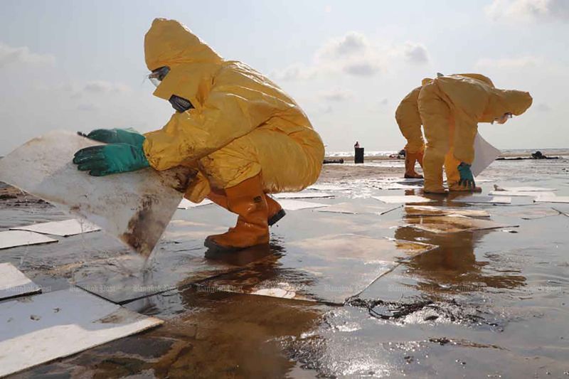 Beamte des Umweltministeriums arbeiten daran, die Ölpest zu beseitigen, die am Samstag entlang eines 2 Kilometer langen Abschnitts von Rayongs Strand Mae Ramphueng an Land gespült wurde