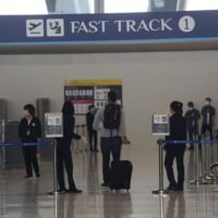 Beamte kontrollieren die Reisedokumente der Passagiere, die am Dienstag den Fast-Track-Kanal am Flughafen Suvarnabhumi passieren