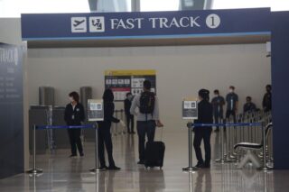 Beamte kontrollieren die Reisedokumente der Passagiere, die am Dienstag den Fast-Track-Kanal am Flughafen Suvarnabhumi passieren