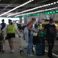 Besucher kommen am Sonntag am Flughafen Suvarnabhumi in Samut Prakan an
