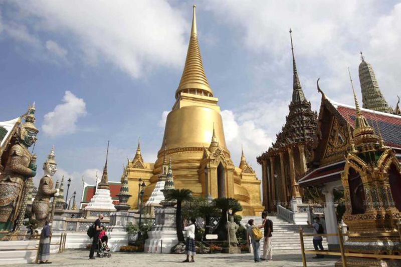 Besucher lassen sich am 1. November letzten Jahres, dem ersten Tag der Wiedereröffnung nach der Schließung von Covid-19, im Tempel des Smaragd Buddha fotografieren