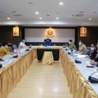 Das Komitee für übertragbare Krankheiten von Chiang Mai erörtert die Covid-19 Situation während eines Treffens in der Provinzhalle von Chiang Mai am Mittwochmorgen