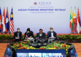 Der kambodschanische Außenminister Prak Sokhonn (Dritter von links) nimmt am Donnerstag am ASEAN Außenministertreffen in Phnom Penh teil.
