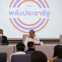 Der stellvertretende Premierminister Prawit Wongsuwon (Mitte) leitet am 7. Februar ein Treffen der Palang Pracharath Partei