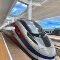 Der von der China-Laos-Eisenbahn betriebene Zug ist das erste Eisenbahnprojekt, das mit chinesischen Investitionen gebaut wurde.