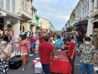 Die Leute kaufen auf einem offenen Markt in der Walking Street im Zentrum von Phuket ein