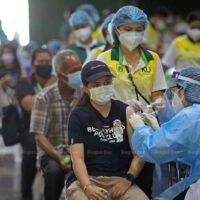 Die Menschen erhalten am Mittwoch an der Kasetsart Universität im Bezirk Bang Khen in Bangkok Auffrischungsimpfungen der Covid-19 Impfung