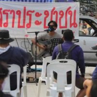 Die Menschen hören am Mittwoch Live Musik bei einem Protest vor dem Parlament und fordern Gesetzesänderungen, um den Betrieb kleiner Brennereien zu erleichtern,