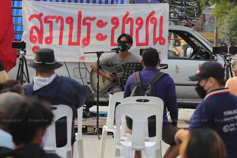 Die Menschen hören am Mittwoch Live Musik bei einem Protest vor dem Parlament und fordern Gesetzesänderungen, um den Betrieb kleiner Brennereien zu erleichtern,
