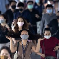 Die Menschen in Thailand werden an Geldstrafen für das Nichttragen einer Gesichtsmaske erinnert
