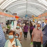 Die Menschen kommen letzte Woche zur Covid-19-Impfung an der Kasetsart-Universität im Bezirk Bang Khen in Bangkok an.