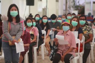 Die Menschen warten am Dienstag in den Büros der Verwaltungsorganisation der Provinz Samut Prakan darauf, gegen Covid-19 geimpft zu werden.