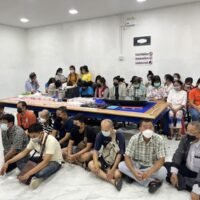 Die Polizei durchsucht zwei Orte in Pathum Thani und Samut Prakan und verhaftet am Freitagabend 85 Spieler.