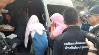 Die Polizei nimmt 2020 in Bangkok thailändische Frauen fest, die verdächtigt werden, illegale Leihmütter zu sein. Aktenfoto