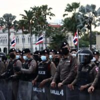 Die Polizei stellt sich am 13. Dezember 2021 in Bangkok vor dem Regierungsgebäude auf, als Demonstranten aus der Provinz Songkhla eine Kundgebung abhalten
