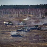 Dieses Handout Foto des russischen Verteidigungsministeriums vom 21. Februar 2022 zeigt russische und weißrussische Panzer bei gemeinsamen Übungen ihrer Streitkräfte in der Nähe von Brest