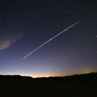 Dieses Langzeitbelichtungsbild zeigt eine Spur einer Gruppe von Starlink-Satelliten von SpaceX, die am Montag über Uruguay hinwegfliegen.