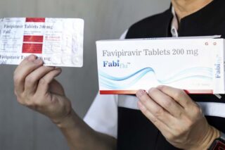 Ein Beamter des öffentlichen Gesundheitswesens zeigt antivirale Favipiravir Pillen für Covid-19 Patienten.