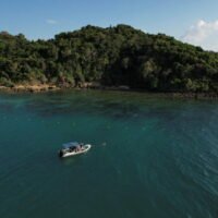 Ein Boot wird am Montag in der Nähe von Ao Phrao auf Ko Samet in Rayong gesehen, nachdem Öl ausgelaufen ist