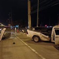 Ein Dach eines Pickups mit Wanderarbeitern wird abgerissen, nachdem das Fahrzeug in den frühen Morgenstunden des Samstags in der Provinz Chai Nat mit einem Pickup zusammengestoßen ist