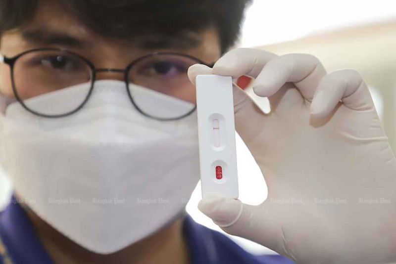 Ein Forscher zeigt am Montag einen Prototyp eines Covid-19 Testkits, das Blut aus der Fingerkuppe verwendet.
