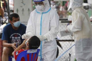 Ein Junge wird am Montag in der Gemeinde Poonsap im Stadtteil Sai Mai in Bangkok für einen Covid-19 Test abgetupft. Von den 183 getesteten Personen waren vier infiziert