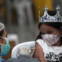 Ein Kind erhielt am Sonntag eine Covid-19 Impfung von einer Krankenschwester im zentralen Impfzentrum im Bang Sue Grand Stataion in Bangkok.