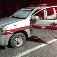 Ein Kleintransporter der Polizei wurde am Freitagabend bei einem Bombenanschlag am Straßenrand im Raman-Distrikt von Yala teilweise beschädigt. Vier Beamte wurden leicht verletzt.