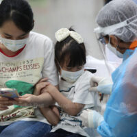 Ein Mädchen soll am Dienstag in einem Impfzentrum an der Bang Sue Grand Station in Bangkok mit dem Pfizer Impfstoff geimpft werden