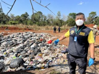 Ein Polizist zeigt einen illegalen Müllhaufen, der in einem Waldreservat in Lampangs Bezirk Mae Tha gefunden wurde. KÖNIGLICHE THAIISCHE POLIZEI