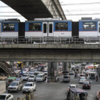 Ein Zug des Manila Light Railway Transit System fährt während der Hauptverkehrszeit wie in Manila, Philippinen, am 13. Juni 2019 entlang einer Hochbahn über dem Verkehr