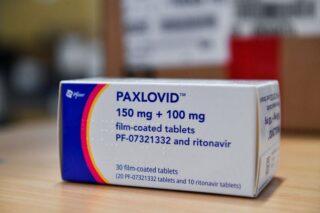 Eine Schachtel mit Paxlovid Pillen zur Behandlung von Covid-19 ist im Misericordia Krankenhaus in Grosseto, Italien, zu sehen.