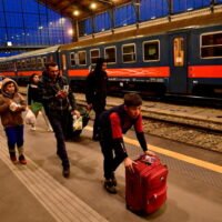Eine aus der Ukraine fliehende Familie kommt am Sonntag am Bahnhof Nyugati in Budapest, Ungarn, an,