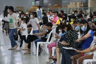 Eltern bringen Kinder im Alter von 5 bis 11 Jahren am Dienstag zur Covid-19 Impfung in die Bang Sue Grand Station in Bangkok