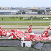 Flugzeuge für Thai AirAsia parken am Flughafen Don Mueang. Das Unternehmen will gelockerte Regeln für Reisen in ganz Südostasien.