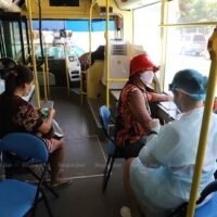 Gesundheitsexperten impfen Menschen am Samstag auf der mobilen Impfstation in Klong Toey, Bangkok, gegen Covid-19