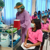 Gesundheitspersonal bereitet sich darauf vor, Studenten in der Provinz Nakhon Ratchasima am Freitag einen Covid-19 Impfstoff zu verabreichen
