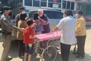 Jacques Moriceau, 72, umarmt seine Frau, nachdem er sich am Donnerstag in einem Wald im Bezirk Doi Tao in Chiang Mai verirrt hat