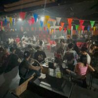 Kunden füllen das Apollo-Pub in Pattaya, Chon Buri, das in den frühen Morgenstunden des Donnerstags von der Polizei durchsucht wurde.