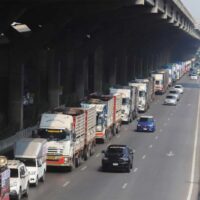 Lastwagen halten am 8. Februar entlang der Vibhavadi Rangsit Road in der Nähe des Energieministeriums, als Teil eines erneuten Protests gegen hohe Kraftstoffpreise