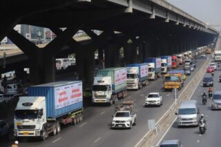 Lastwagen halten am Dienstag entlang der Vibhavadi Rangsit Road in der Nähe des Energieministeriums als Teil eines erneuten Protests, der Maßnahmen gegen hohe Kraftstoffpreise fordert