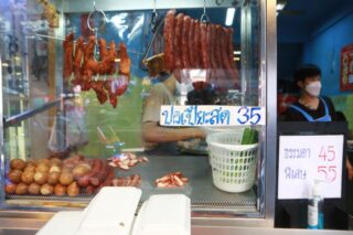 Lebensmittelverkäufer entlang der Silom Road in Bangkok erhöhten die Lebensmittelpreise Mitte Januar um 5 bis 10 Baht, da die Produktpreise stark anstiegen