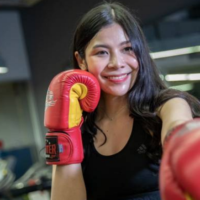 Lernen Sie „Pareploy“ kennen, die ehemalige Boxerin hinter der viralen Straßenschlägerei