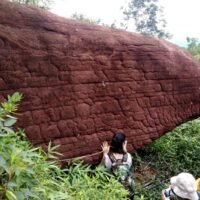 Lokale Touristen untersuchen die Naga-Höhle in der Nähe des Nationalparks Phu Langka in Bueng Kan.