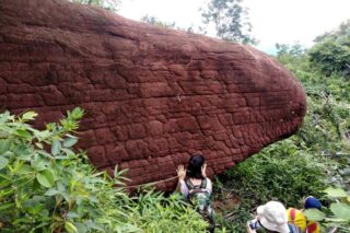 Lokale Touristen untersuchen die Naga-Höhle in der Nähe des Nationalparks Phu Langka in Bueng Kan.