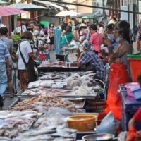 Menschen kaufen am 23. Januar 2022 auf dem Trok Mo Morgenmarkt, auch bekannt als Thesa Markt, in Bangkok ein.