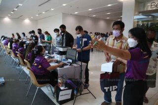 Menschen kommen am 3. Februar zur Covid-19 Impfung im Einkaufszentrum Fashion Island im Bezirk Khannayao in Bangkok an.