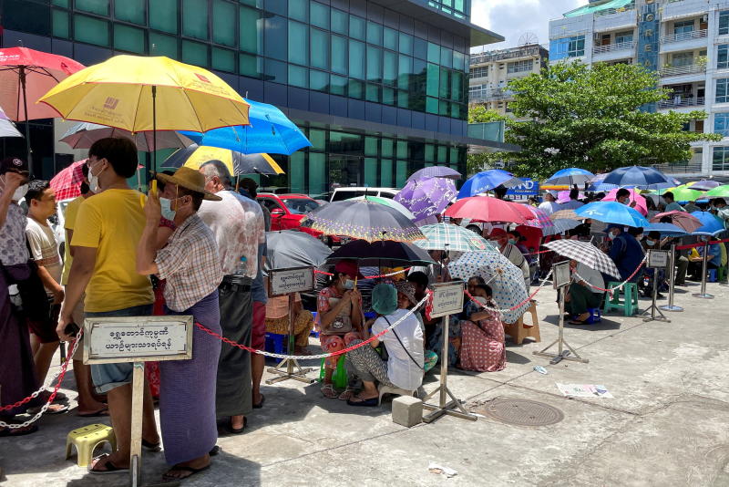 Menschen stehen am 13. Mai 2021 vor einer Bank in Rangun Schlange, um Bargeld abzuheben